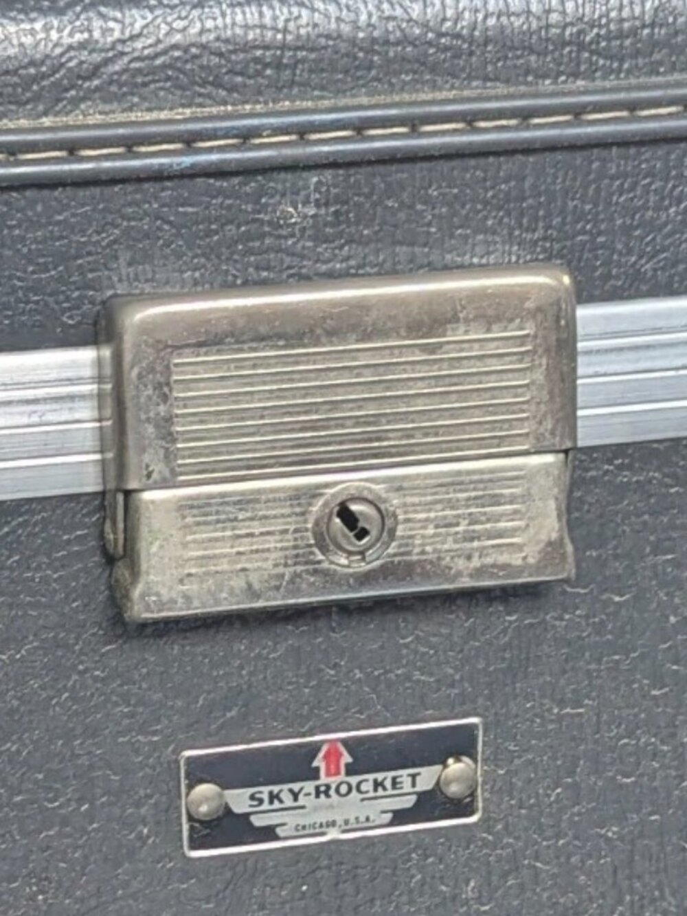 Vintage Sky-Rocket Locking Hard shell Train Case - Cosmetic Case w key & Mirror - Picture 12 of 14